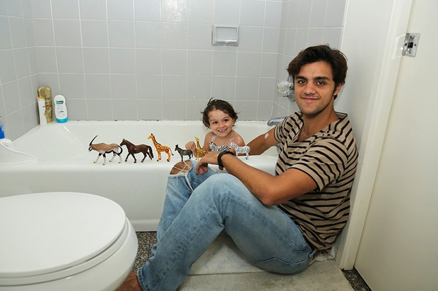 Hora do banho, Felipe Simas com o filho Joaquim (Foto: Pablo Grosby)