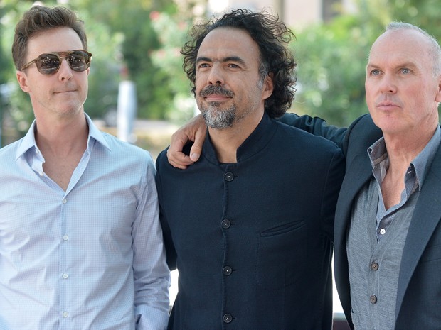 27/8: Edward Norton, o diretor Alejandro González Iñárritu e Michael Keaton chegam ao Festival de Veneza. (Foto: AFP PHOTO/TIZIANA FABI)