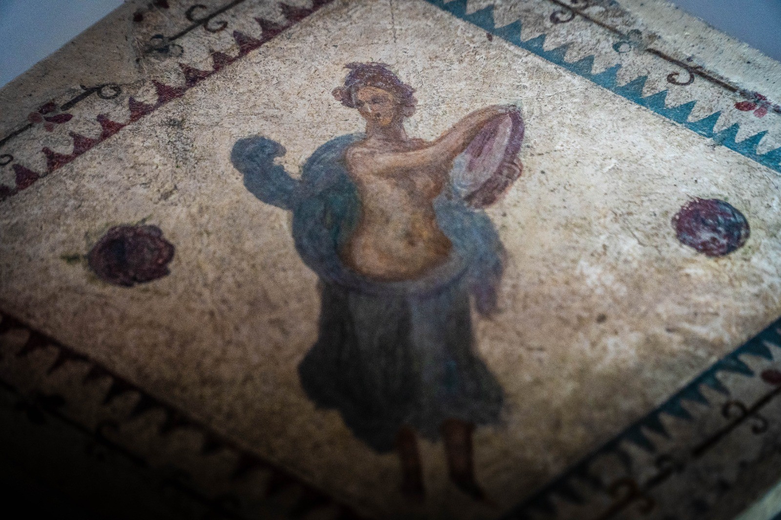 Acima, um dos afrescos recuperados pela polícia italiana em julho de 2020: uma dançarina com uma bandeja em mãos (Foto: Pompeii Archeological Park)