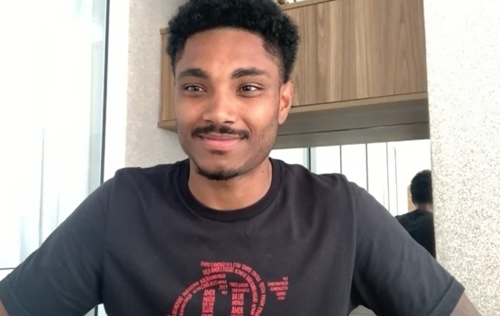 Vitinho com o sorriso e a serenidade habituais em entrevista ao Globo Esporte &mdash; Foto: Globo Esporte