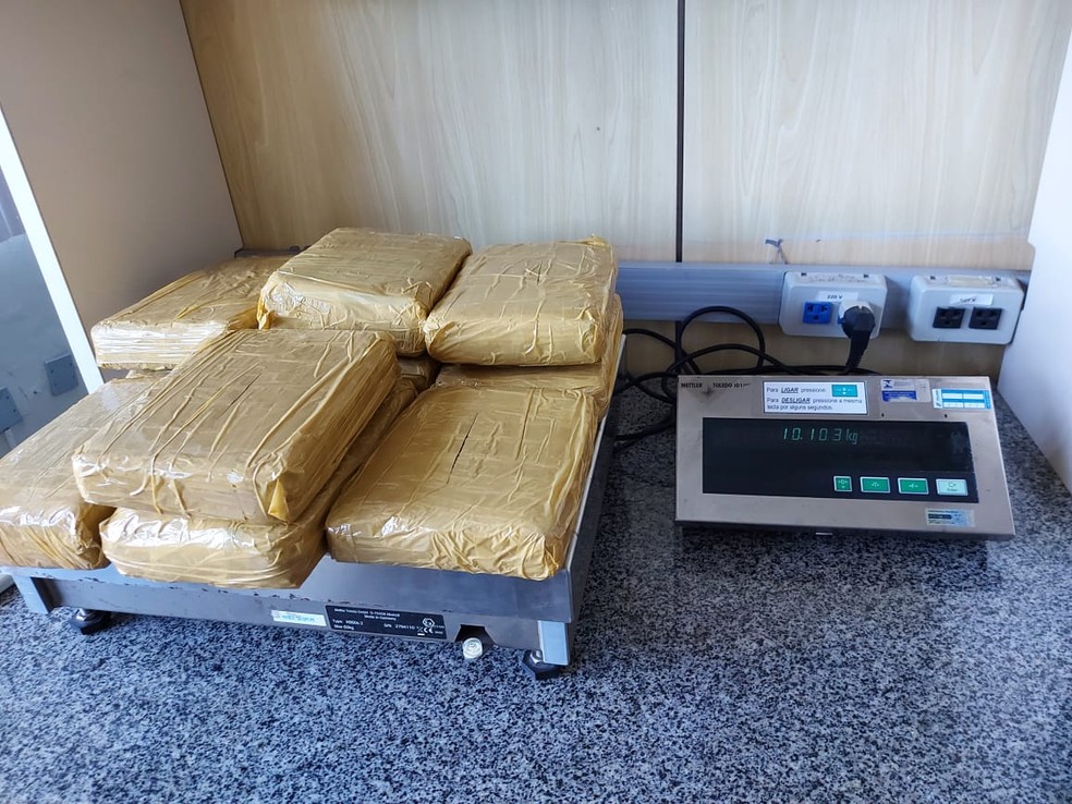 Entorpecentes estavam embalados em tabletes na mala da mulher de 23 anos — Foto: Polícia Federal/Divulgação