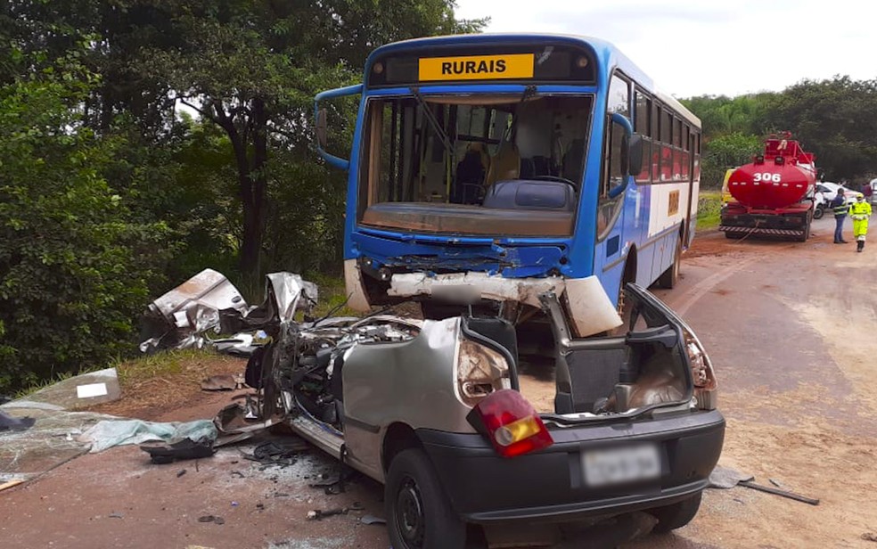 Carro bateu de frente com ônibus entre Sertãozinho, SP, e o distrito Cruz das Posses — Foto: Luciano Tolentino/EPTV