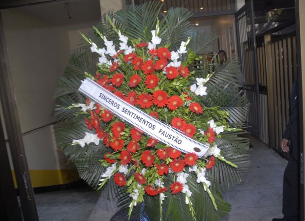 Coroa de flores enviada por Fausto Silva (Foto: Roberto Valverde/Ed.Globo)