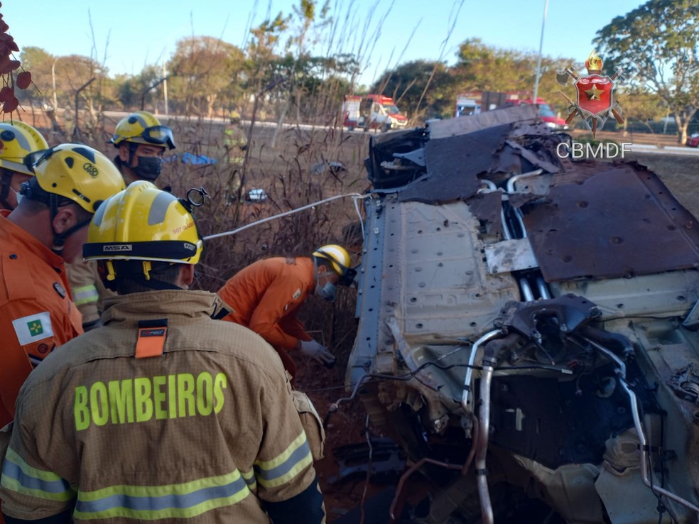 Bombeiros perto de carro que ficou destruído em acidente, no DF — Foto: CBMDF/Divulgação