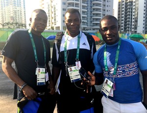 Atletas do Benim ganharam telefones celulares na Vila Olímpica do Rio (Foto: Tiago Leme)
