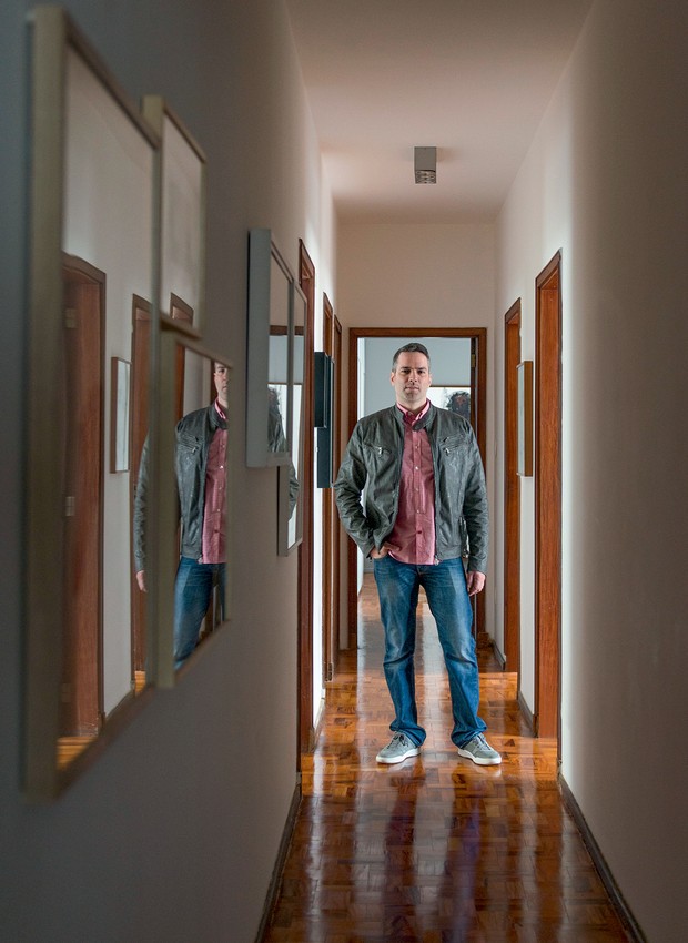 O morador, Daniel Maranhão, está no corredor que leva aos quartos (Foto: Salvador Cordaro / Editora Globo)