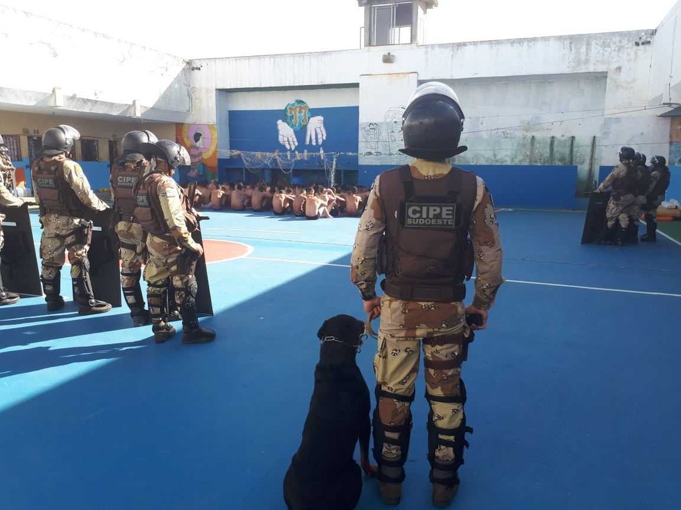 Ação da polícia dentro do Presídio Nilton Gonçalves, na cidade de Vitória da Conquista (Foto: CIPE Sudoeste/Divulgação)