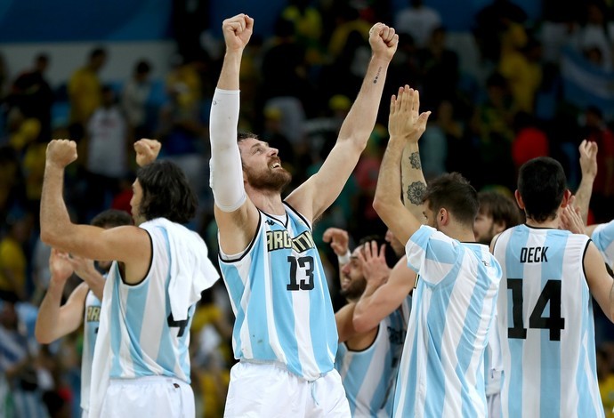 Após duas prorrogações, Argentina bate o Brasil, que agoniza no grupo B