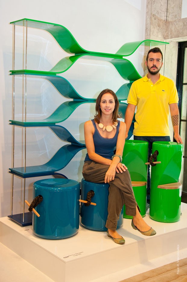 Carolina Armellini e Paulo Biacchi, da Fetiche Design, com as estantes e bancos da linha Tropicália (Foto: Divulgação)