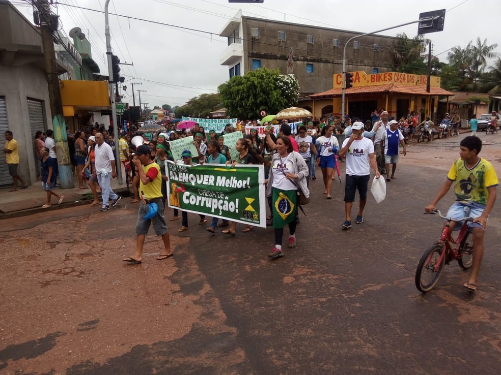Protesto contra o descaso municipal e contra a corrupÃ§Ã£o reÃºne moradores de Alenquer em manifestaÃ§Ã£o (Foto: Hilton Rodrigues/Arquivo pessoal)