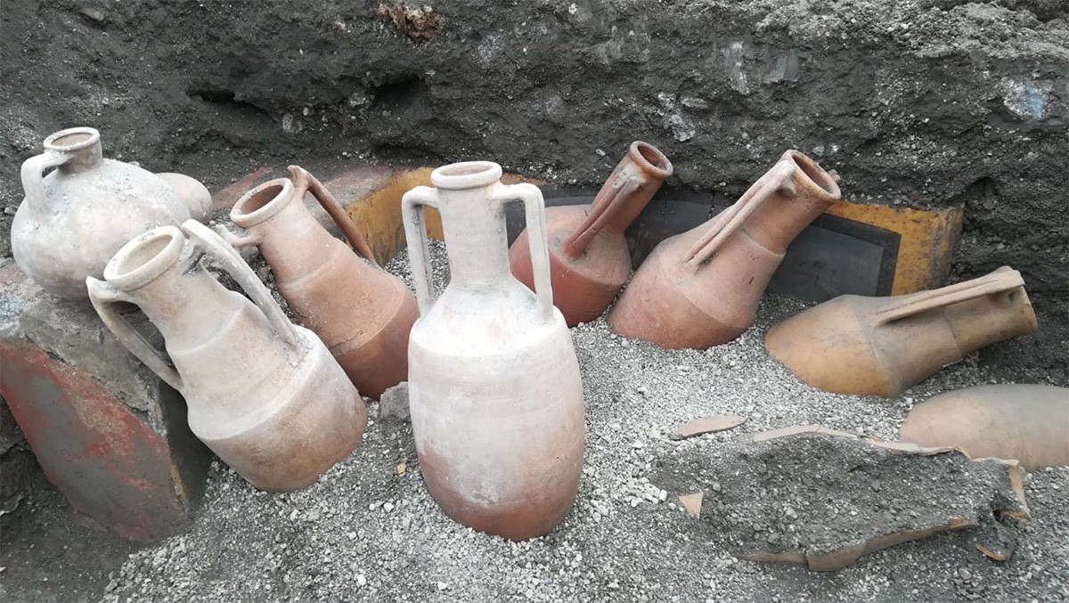 Ânforas utilizadas para armazenamento encontradas no local (Foto: Parco archeologico di Pompei)