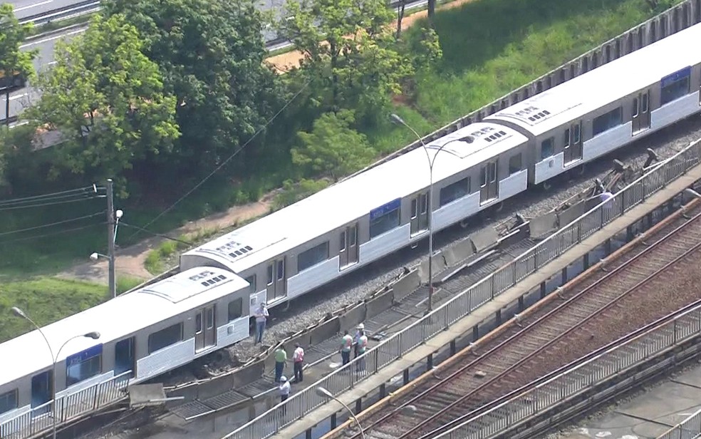 Trem descarrilado na Zona Leste de SP  (Foto: Reprodução/TV Globo)