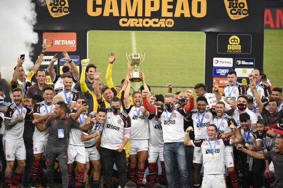Jogadores do Flamengo erguem a taça do tricampeonato carioca — Foto: André Durão