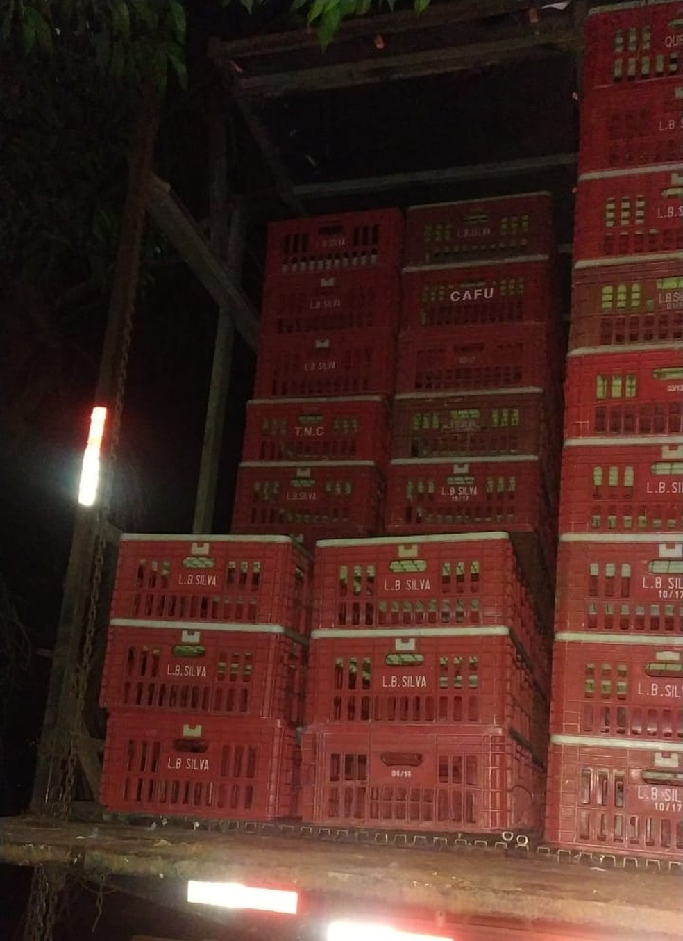 Caixas que transportavam as galinhas estavam sendo colocadas pelos suspeitos no caminhão em Ibirarema (SP) — Foto: Polícia Militar/ Divulgação