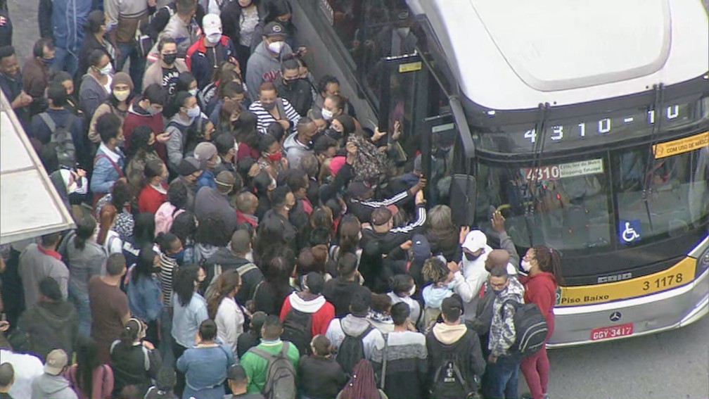 Usuários do Metrô disputam lugar nos ônibus na estação Itaquera  — Foto: Reprodução/TV Globo