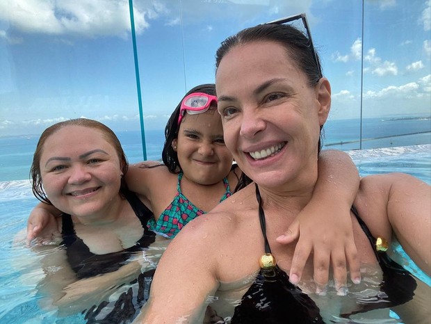 Carolina Ferraz com a filha e a amiga (Foto: Reprodução/Instagram)
