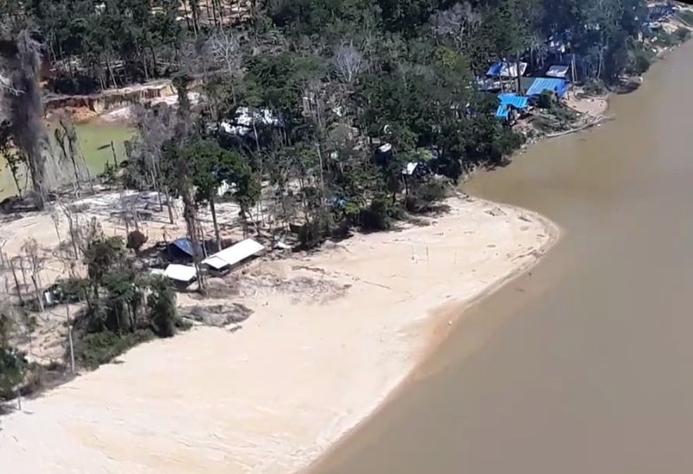 Garimpo ilegal no alto do rio Uraricoera foi implodido pelo Exército. (Foto: Exército Brasileiro/Divulgação)