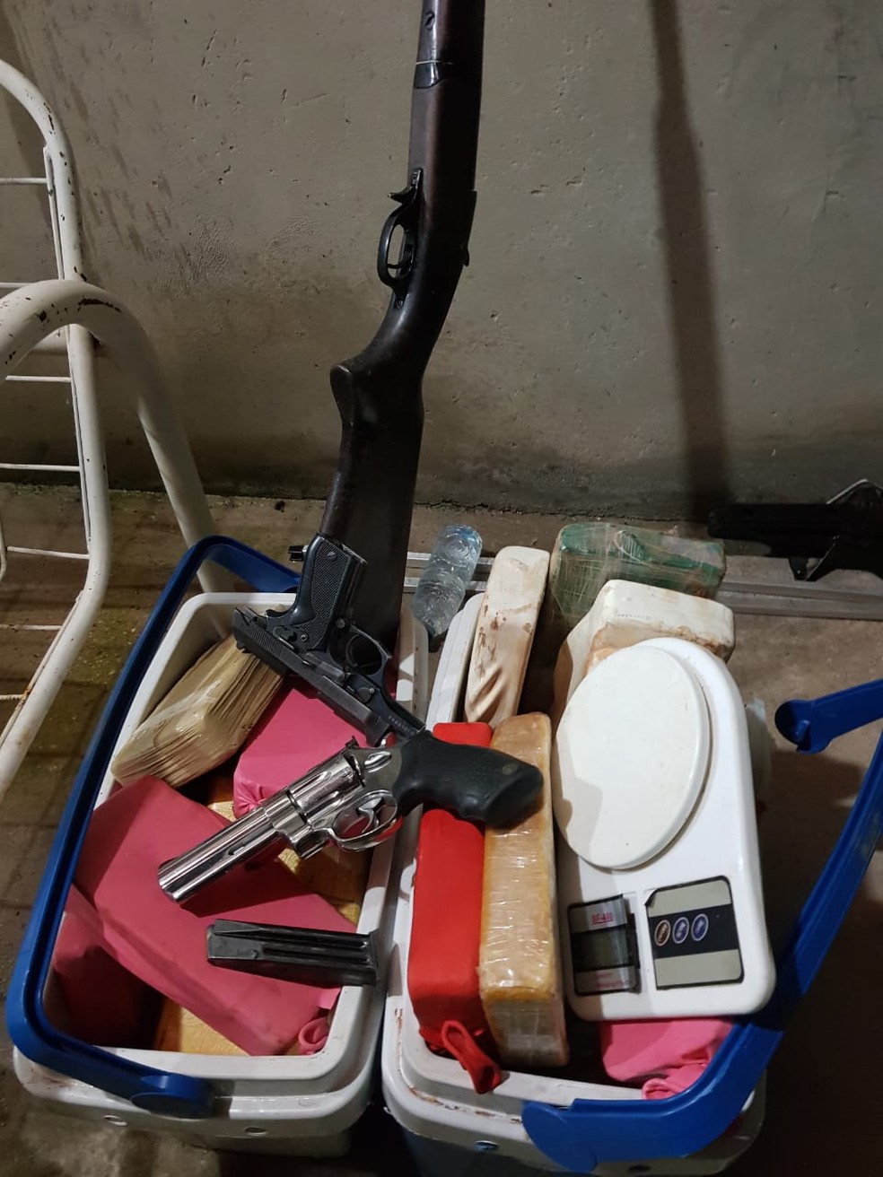 Com os suspeitos foram apreendidas drogas, armas e equipamentos para a comercialização da droga — Foto: Marcos Teixeira / TV Clube
