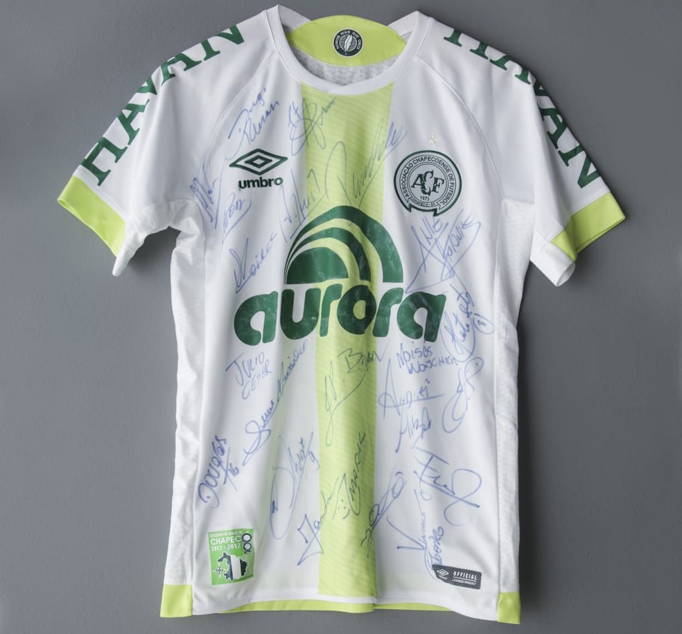 Camisa autografada da Chapecoense está entre os itens leiloados  (Foto: Divulgação )