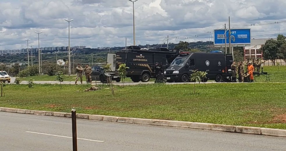 PM detona suposto artefato explosivo achado em caminhão na área do Aeroporto de Brasília — Foto: TV Globo/Reprodução