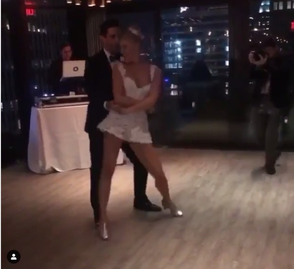 Uma cena do vídeo compartilhado por Amanda Kloots que mostra ela dançando com o marido, o ator Nick Cordero, na festa de casamento dos dois (Foto: Instagram)