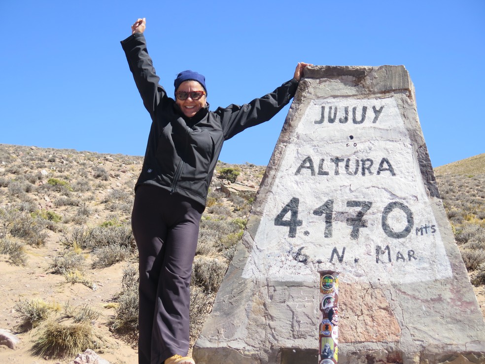 Nadja Sampaio ao lado do marco de Jujuy, na Argentina — Foto: Acervo pessoal