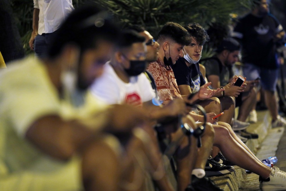 Torcedores do Barcelona na porta do Camp Nou após o anúncio da saída de Lionel Messi — Foto: REUTERS/Albert Gea