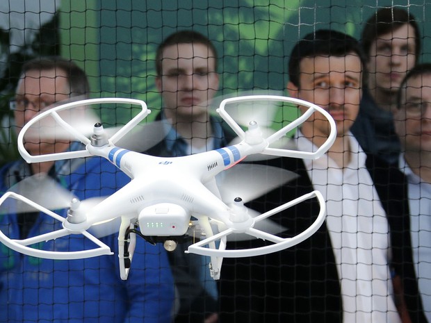Drone Phantom 2 é observado por visitantes da CeBIT 2014, feira de tecnologia aberta ao público que vai até sexta-feira (14) em Hanover, na Alemanha (Foto: Fabrizio Bensch/Reuters)