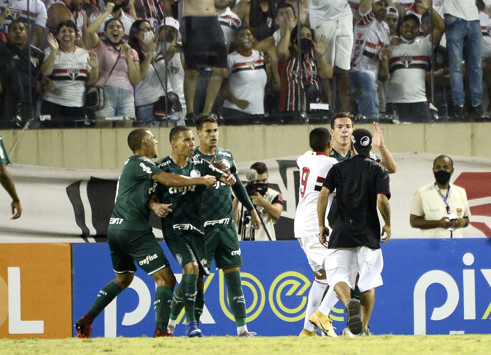 Torcedor do So Paulo invade o gramado e busca confuso com jogadores do Palmeiras  Foto: Marcos Ribolli