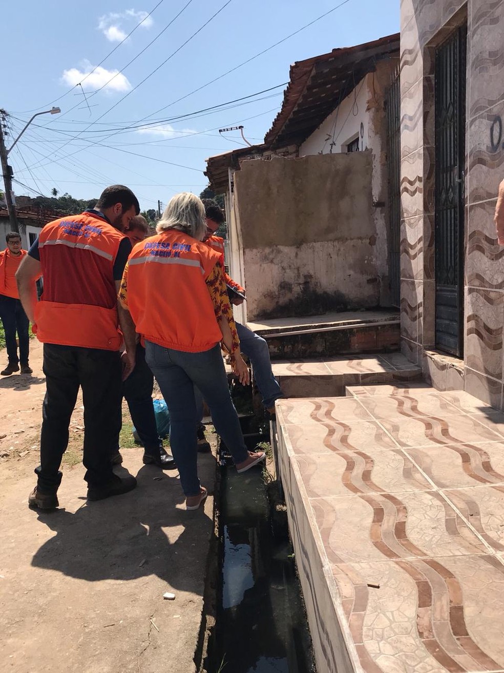 Técnicos da Defesa Civil foram ao bairro do Bom Parto, em Maceió, para analisar rachaduras — Foto: Flávia Duarte/ Ascom Defesa Civil