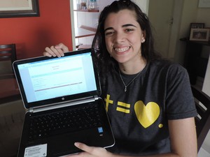 A estudante Andréia Lira mostra as suas notas no Enem 2014, incluido os 1.000 pontos em redação (Foto: Penélope Araújo/G1)