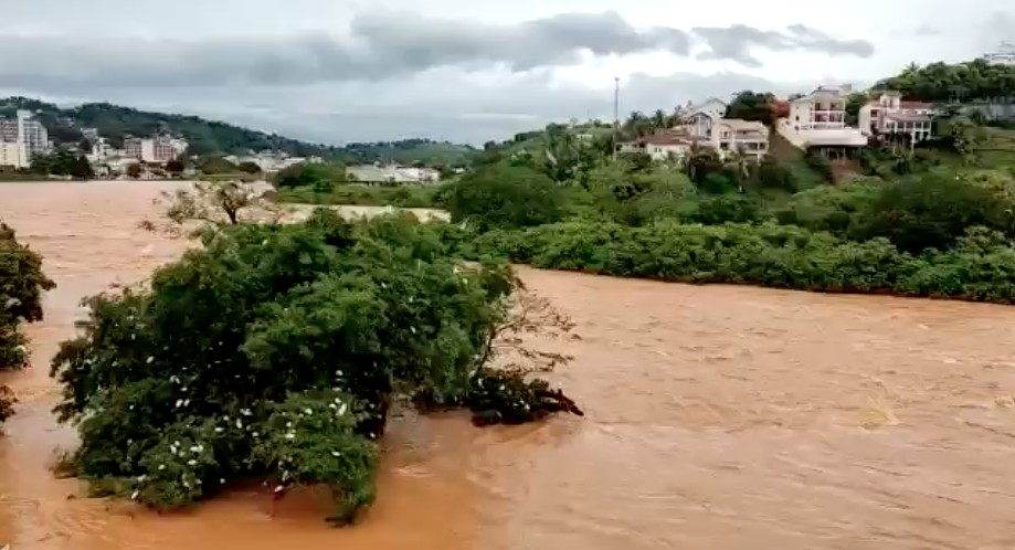 Rio Muriaé transborda em Itaperuna, RJ, e deixa população em alerta