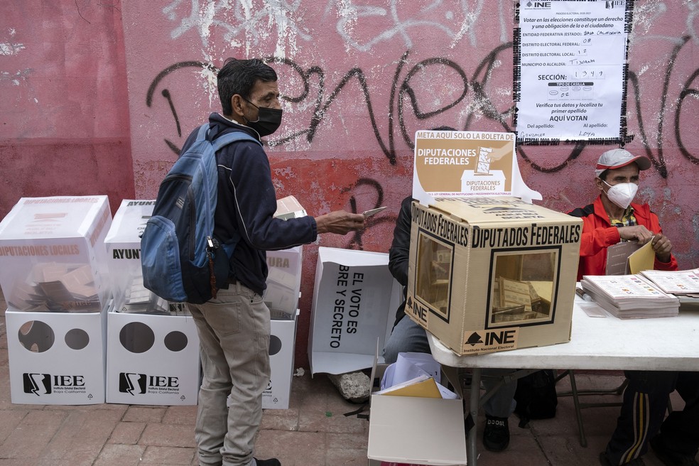 Homem vota em Tijuana, no México, nas eleições parlamentares em 2021 — Foto: Guillermo Arias/AFP