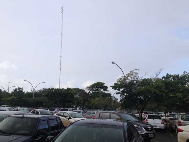 Antena não operante instalada no estacionamento do STJ como parte do serviço de tecnologia contratado (Foto: Mariana Oliveira / TV Globo)