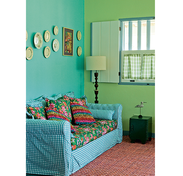 O verde limão foi combinado com o turquesa, na decoração da designer de interiores Neza Cesar. A cor foi escolhida a partir da cortina xadrez (Foto: Edu Castello/Casa e Jardim)