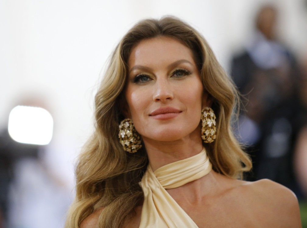 Modelo brasileira Gisele Bündchen posa para fotos na entrada do Baile de Gala do Met 2018, em Nova York (EUA) (Foto: Eduardo Munoz/Reuters)