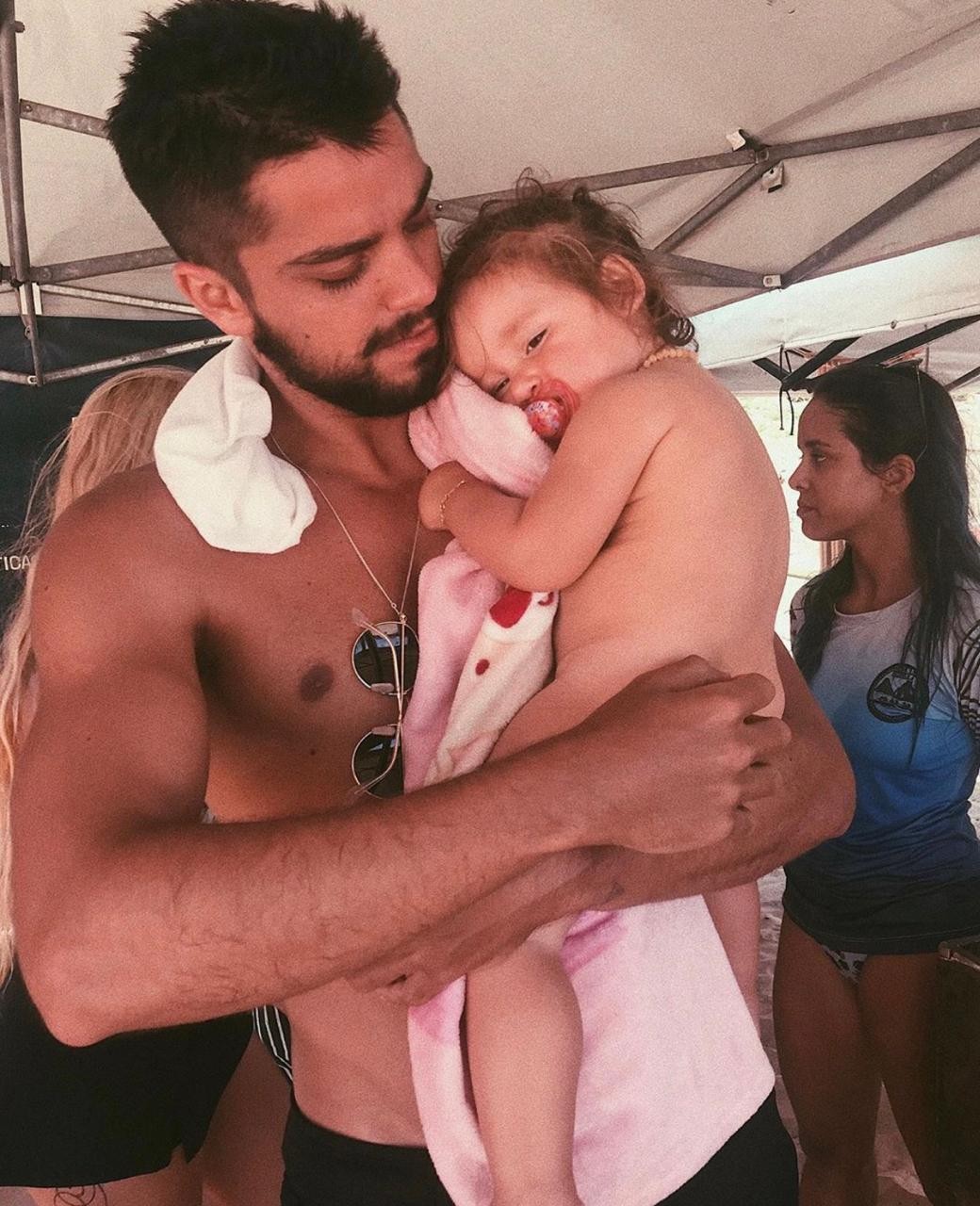 Rodrigo Simas e a filha Mada (Foto: reprodução Instagram)