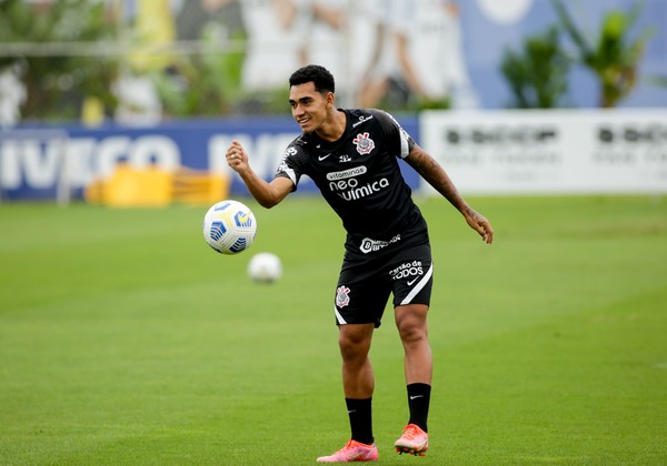 Du Queiroz engata sequência no Corinthians, festeja assistência e diz realizar sonho em Arena lotada