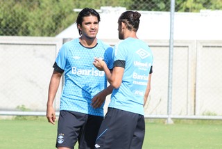 Grêmio tenta se adaptar a ataque com 2 centroavantes e mira meias rápidos