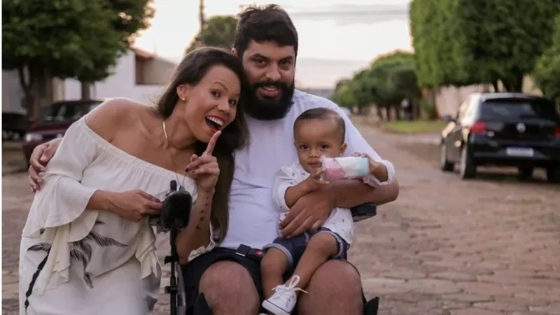 Filho do casal nasceu poucos meses após o pai ficar tetraplégico (Foto: ARQUIVO PESSOAL via BBC)