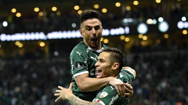 Willian e Raphael Veiga comemoram o primeiro gol do Palmeiras