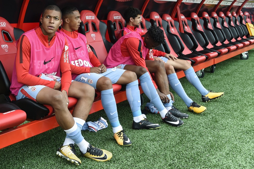 Mbappé foi titular na estreia, banco na segunda roadada e sequer relacionado no terceiro jogo do Monaco no Campeonato Francês (Foto: AFP)