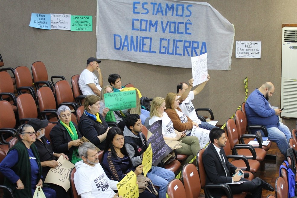 Manifestantes tambÃ©m se posicionaram favorÃ¡veis ao prefeito Daniel Guerra (PRB) (Foto: CÃ¢mara de Vereadores de Caxias do Sul/DivulgaÃ§Ã£o)