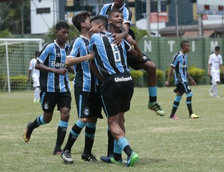 Grêmio goleia Atlético-MG e torce contra o Goiás para avançar no sub-15