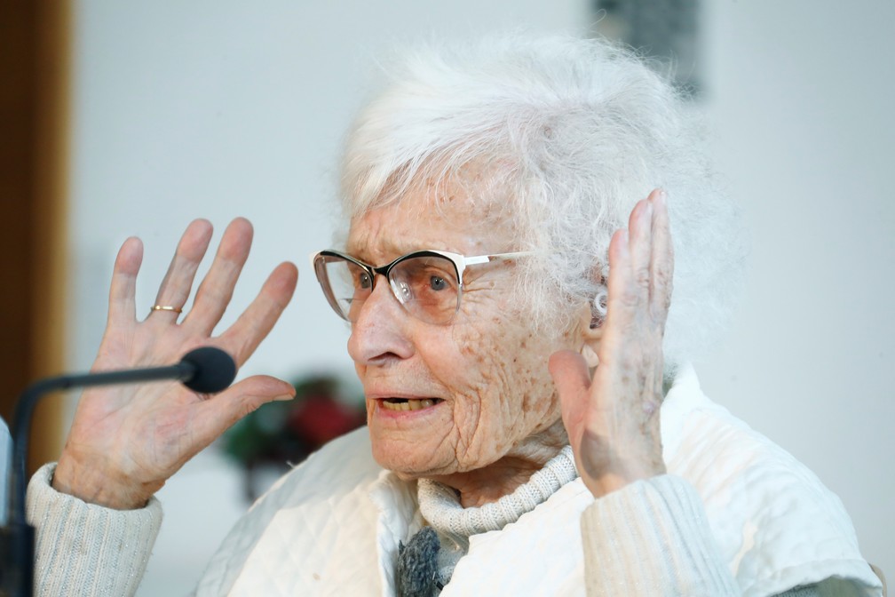 Lisel Heise, de 100 anos, dá entrevista após se eleger para conselho municipal, cargo semelhante ao de vereadora — Foto: Ralph Orlowski/Reuters