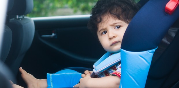 Criança sentada na cadeirinha do carro (Foto: Shutterstock)