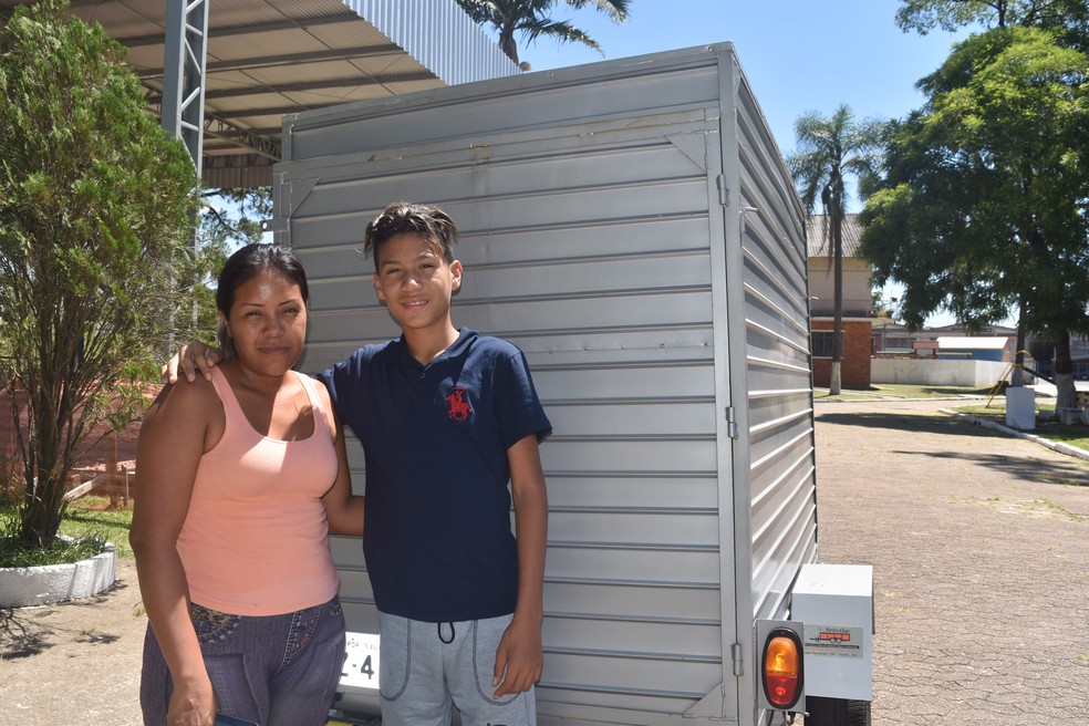 Reboque carrega pertences da famÃ­lia venezuelana que estÃ¡ de mudanÃ§a do abrigo em Porto Alegre â€” Foto: Joyce Heurich/G1