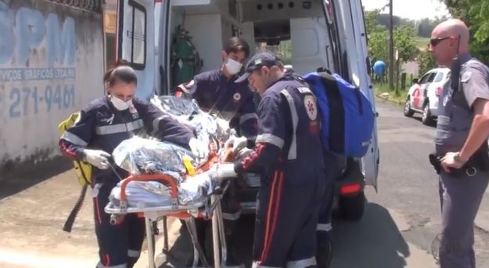 Mulher com deficiência física é socorrida com ferimentos graves em São Carlos, SP (Foto: Chico Francelin/ Arquivo EPTV)