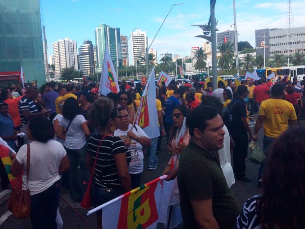 Protesto na Avenida ACM, em frente ao Shopping da Bahia, em Salvador (Foto: Henrique Mendes/G1)