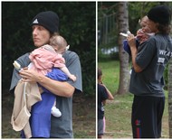 David Luiz, do Flamengo, passeia com a filha em praça no Rio